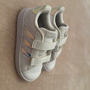 Adidas kids sneaker size 9 1/2